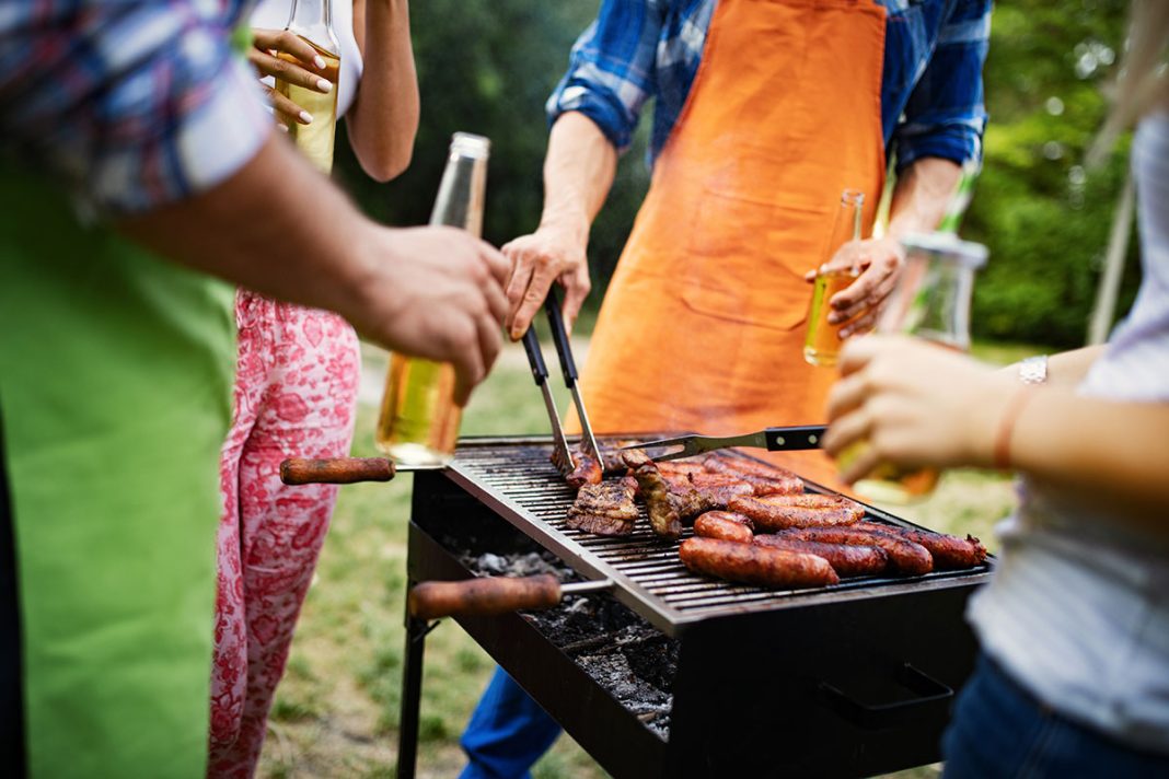 The Ultimate Guide to Apron Fabrics: Cotton vs. Polyester for BBQ Lovers