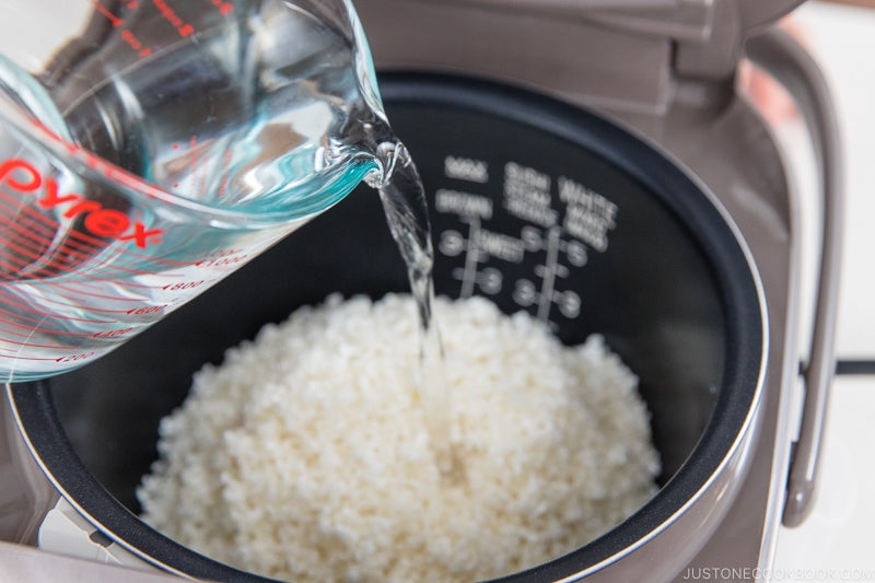 How to Cook Rice with Coconut Milk in a Rice Cooker: A Flavorful Twist to Your Mealtime