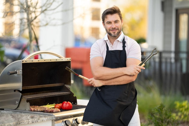 How to choose a professional-grade apron for BBQ lovers?