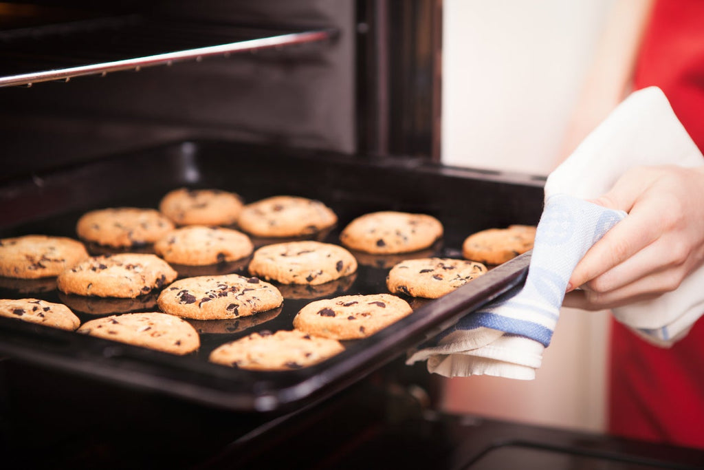 How to Remove Oil Stains from Baking Pan with Shocking Results