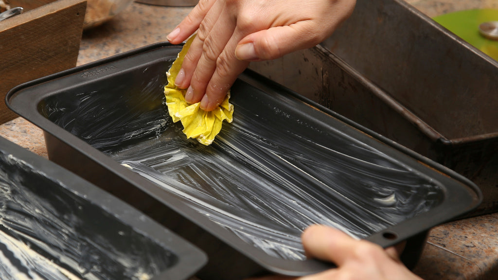 How to Remove Cake from Pan After Baking: Essential Tips