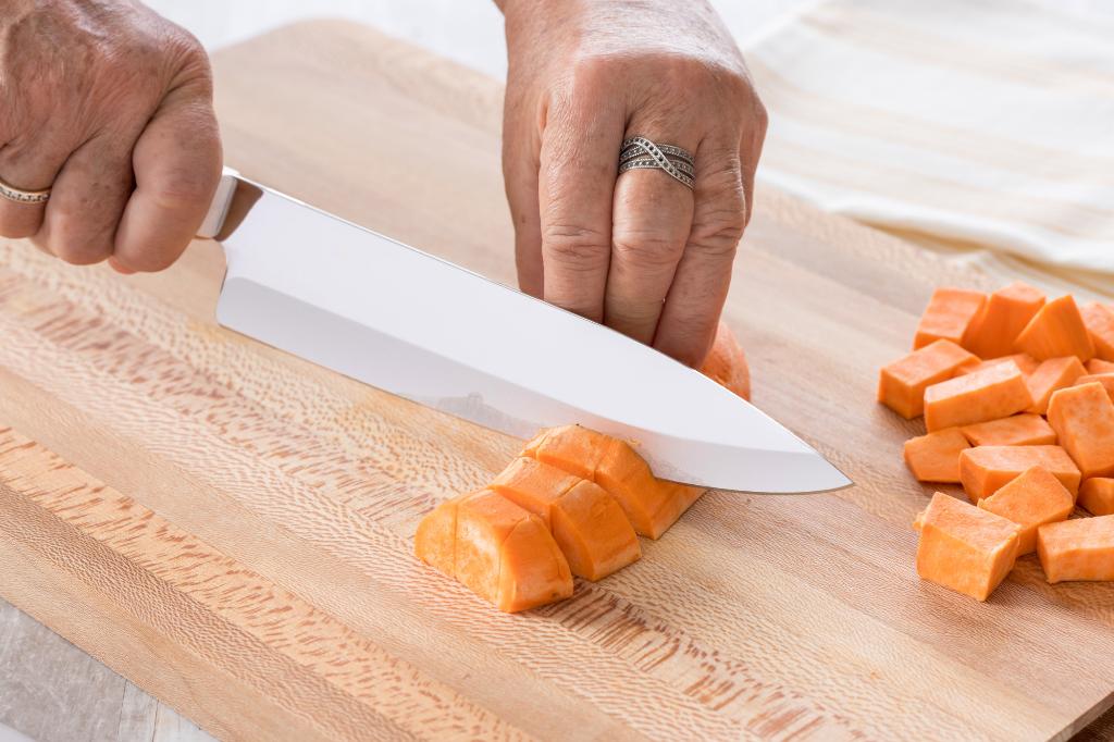 How to Eat Bread with Fork and Knife: Expert Techniques for BBQ Enthusiasts