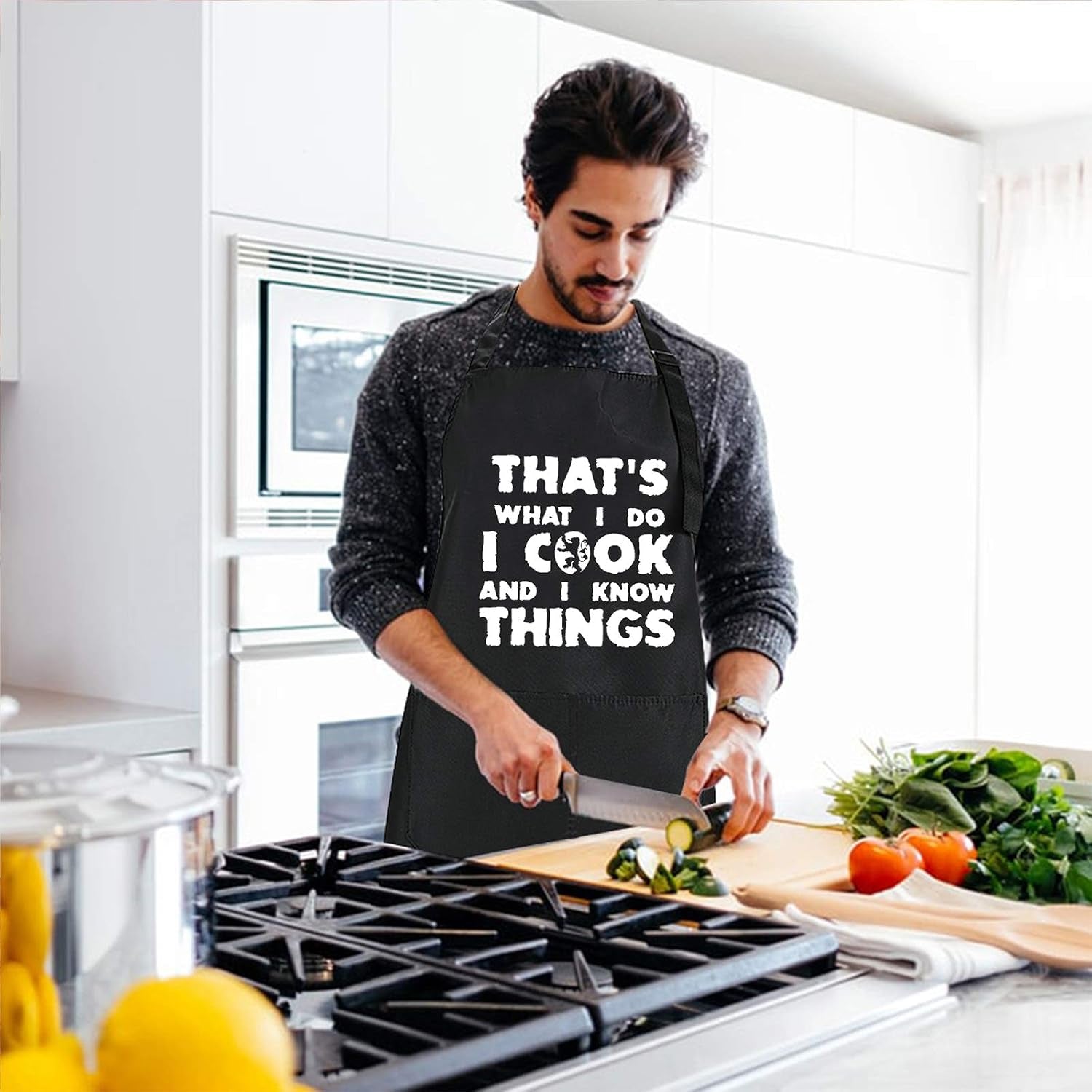 Rosoz Funny BBQ Black Chef Aprons for Men, I Cook and I Know Things Adjustable Kitchen Cooking Aprons with Pocket Waterproof Oil Proof Father’S Day/Birthday