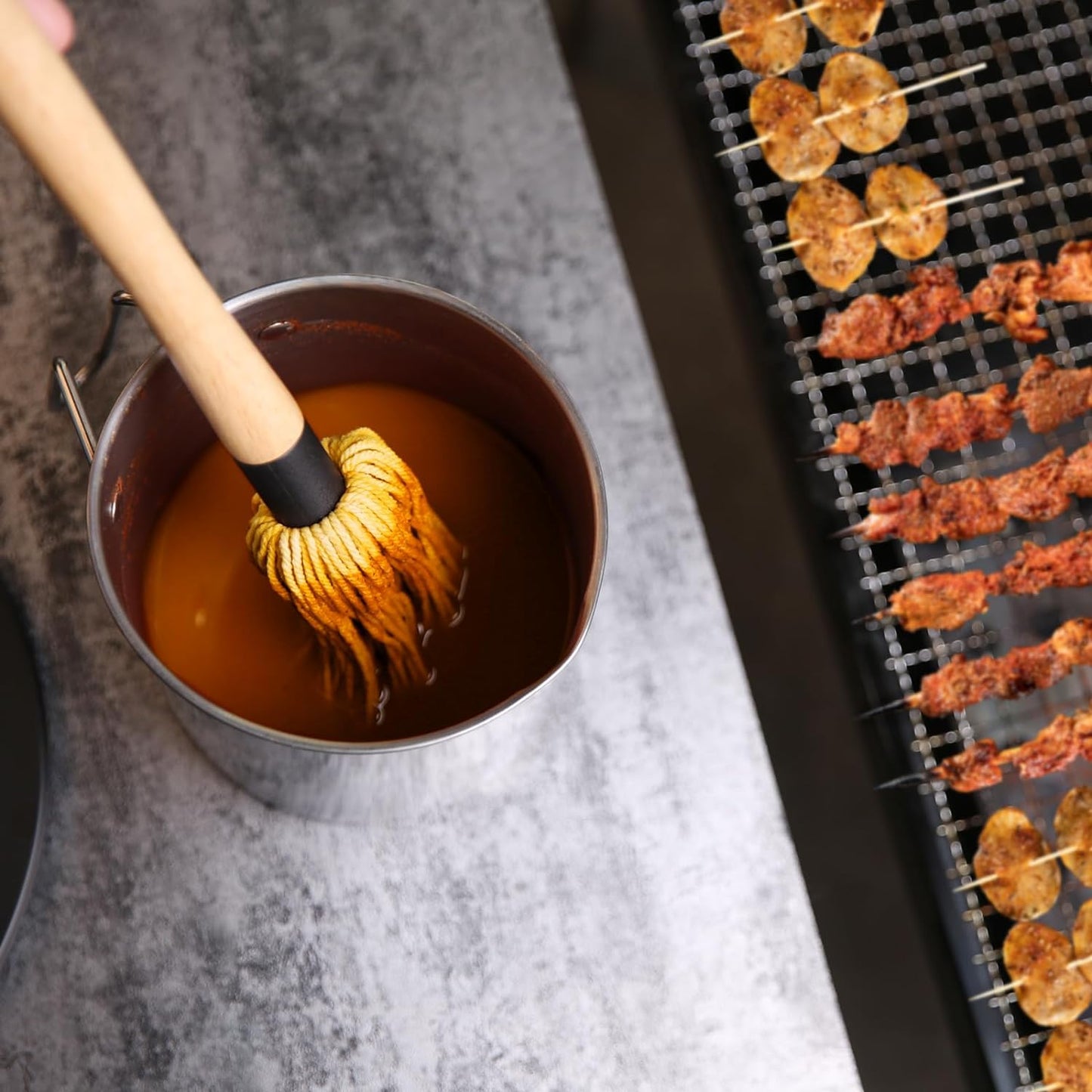 BBQ Sauce Pot and Basting Brush Set, 61Oz Stainless Steel Sauce Pan & Basting Mop Brush, Gifts for Griller & Barbecue Cooking Accessories, with 2Pcs Wooden Long Handle Sauce Mops and 2Pcs Replacements