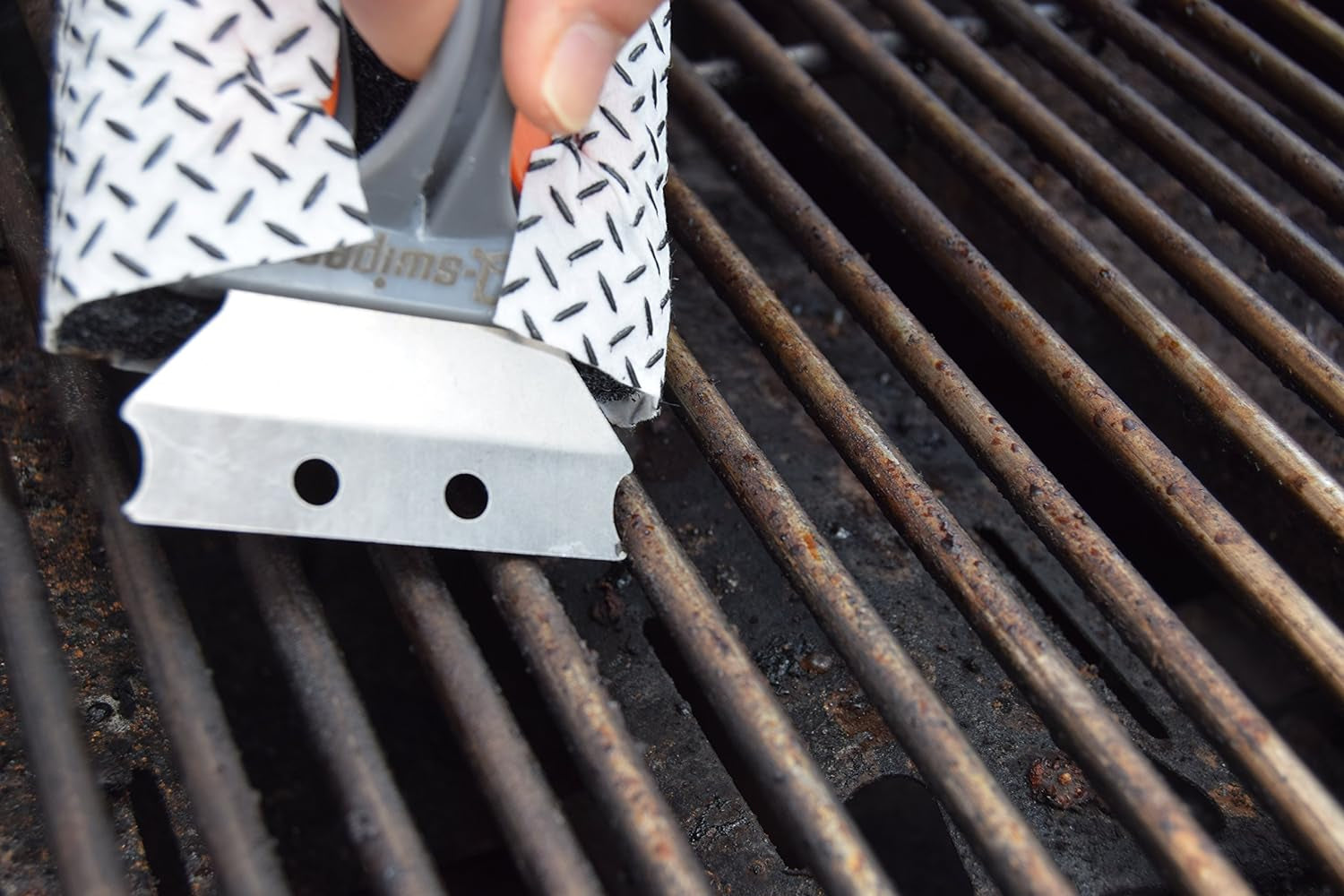 Q-Swiper BBQ Grill Cleaner Set - 1 Grill Brush with Scraper and 25 BBQ Grill Cleaning Wipes | No Bristles & Wire Free | Safe Way to Remove Grease and Grime for a Clean and Healthy Grill!